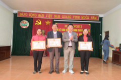 Đồng chí Lê Văn Nam PBT TT xã trao giấy khen  cho các tập thể hoàn thành xuất sắc nhiêm vụ năm 2022