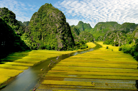 Đường vào Tam Cốc. Ảnh: Xuân Lâm.