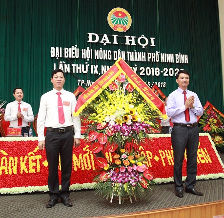 Đ/c Đinh Hồng Thái Chủ tịch Hội Nông dân tỉnh tặng Hoa chúc mừng Đại hội