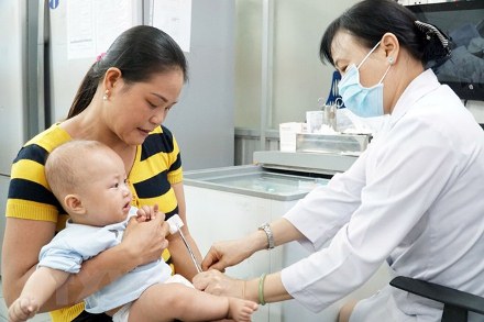 Trẻ tiêm ngừa vắcxin Quinvaxem tại Viện Pasteur Thành phố Hồ Chí Minh. (Ảnh: Phương Vy/TTXVN)