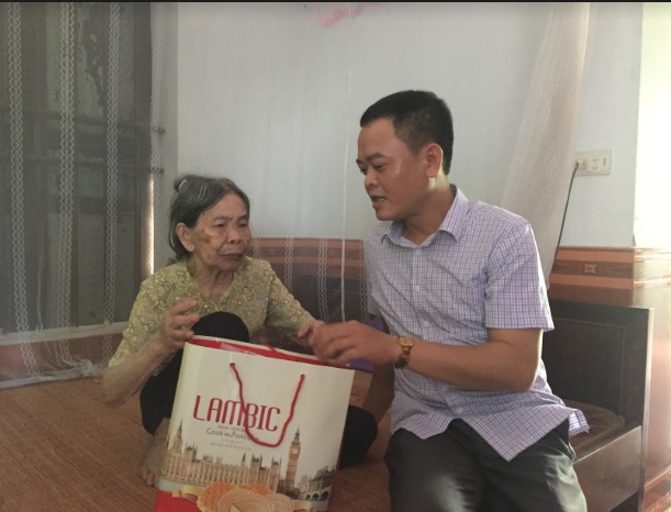 Đ/c Nguyễn Minh Lộc, Phó Chủ tịch HND tỉnh thăm hỏi mẹ Việt Nam anh hùng Mai Thị Duông.
