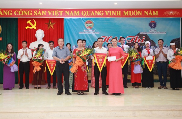 Đ/c Nguyễn Tiến Vượng - UVBCHTW Hội, Phó Ban Dân số, xã hội và gia đình trao giải nhất cho đội tuyển Sông Trinh đến từ huyện Yên Mô