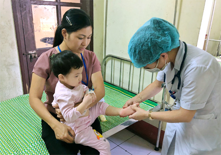 Thăm khám cho bệnh nhân mắc tay chân miệng tại khoa truyền nhiễm – Bệnh viện Sản - Nhi tỉnh.