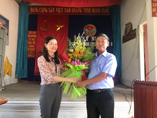 Đ/c Ngô Thị Hay – Phó Chủ tịch HND huyện dự và tặng hoa Chi hội xóm 7, xã Khánh Thành