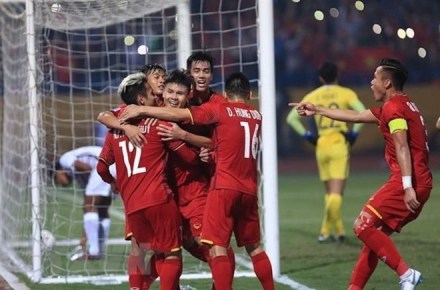 Các cầu thủ Việt Nam ăn mừng sau bàn thắng nâng tỷ số lên 2-0 của Quang Hải. (Ảnh: Trọng Đạt/TTXVN)