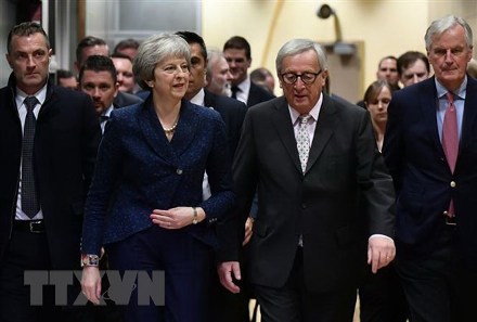 Chủ tịch Ủy ban châu Âu Jean-Claude Juncker (giữa) và Thủ tướng Anh Theresa May (trái) tại Brussels, Bỉ