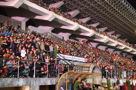 Khán giả đến chật kín khán đài Sân vận động tỉnh.