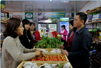 Đoàn kiểm tra tại cửa hàng Phương Dung (thị trấn Phát Diệm-Kim Sơn).