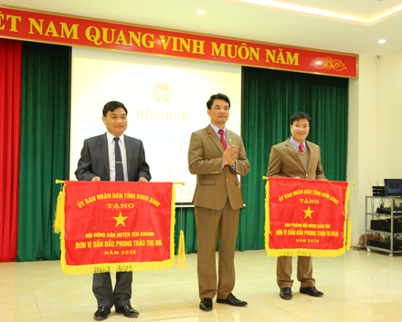 Đ/c Đinh Hồng Thái - TUV, Chủ tịch Hội Nông dân tỉnh trao cờ trao cờ của UBND tỉnh cho các tập thể có thành tích xuất sắc.