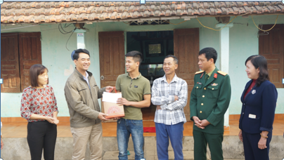 Lãnh đạo Hội Nông dân Tỉnh và Ban Chỉ huy quân sự thăm hỏi, động viên tân binh tại xã Quảng Lạc (Nho Quan).
