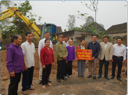 Đ/c Nguyễn Minh Lộc - Phó chủ tịch Thường trực Hội Nông dân tỉnh trao kinh phí hỗ trợ xây nhà cho bà Nguyễn Thị Phượng tại xóm 3 - xã Yên Mỹ (Yên Mô)