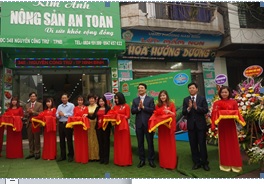 Các đại biểu cắt băng khai trương cửa hàng Nông sản an toàn Kim Anh (Tp Ninh Bình).
