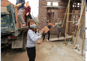 Chi Đoàn cơ quan HND tỉnh tham gia lao động giúp gia đình Bà Nguyễn Thị Phượng - xóm 3 xã Yên Mỹ (Yên Mô).