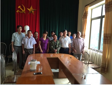 Đồng chí Hoàng Ngọc Chinh - Phó Chủ tịch HND tỉnh giao vốn vay  Quỹ HTND cho hộ hội viên nông dân xã Gia Hưng (Gia Viễn)