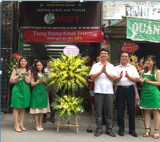 Đ/c Đinh Hồng Thái - TUV, Chủ tịch HND tặng hoa cửa hàng Nông sản an toàn 3F Mart (TP. Hà Nội)