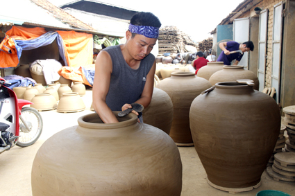Sản xuất đồ gốm tại làng nghề gốm Gia Thủy (Nho Quan). Ảnh: Trường Giang