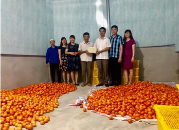 Đ/c Đinh Hồng Thái - TUV, Chủ tịch HND tỉnh trao tem mác nhãn hiệu sản phẩm cho hộ gia đình ông Tống Viết Lư xã Mai Sơn (Yên Mô).