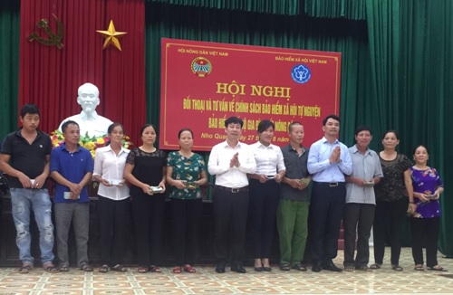 Đồng chí Nguyễn Xuân Định - Phó Chủ tịch BCH T.Ư Hội NDVN trao vốn vay QHTND TƯ cho hội viên nông dân thị trấn Nho Quan (Nho Quan)