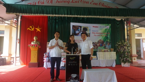 Đ/c Đinh Hồng Thái – TUV, Chủ tịch Hội Nông dân tỉnh Ninh Bình và ông Trương Cao Luận - Giám đốc Nha khoa Sài Gòn H.N trao tặng máy lọc nước cho nhà trường.