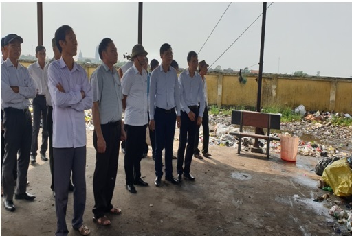 Đoàn thăm quan mô hình Tổ hợp tác thu gom và xử lý rác thải, mô hình sản xuất rau ứng dụng công nghệ cao tại xã Nghĩa Hùng huyện Nghĩa Hưng (Nam Định).