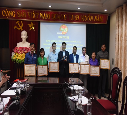 Đồng chí Hoàng Ngọc Ánh TUV- Chủ tịch HND Thành phố trao giấy khen của BCH Hội Nông dân thành phố cho các tập thể, cá nhân