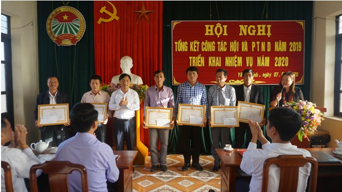 Đ/c Nguyễn Cao Cường - Chủ tịch HND huyện trao bằng khen cho các tập thể và cá nhân hoàn thành xuất sắc nhiệm vụ công tác Hội năm 2019.