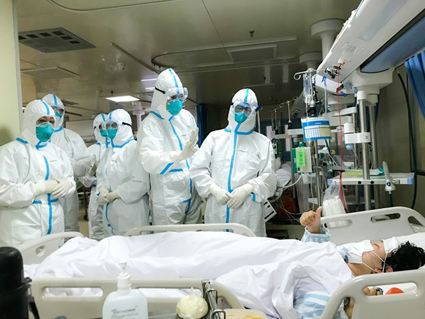 Nhân viên y tế chuyển bệnh nhân nhiễm virus nCoV tại bệnh viện ở thành phố Vũ Hán, tỉnh Hồ Bắc, Trung Quốc ngày 30/1/2020. (Ảnh: THX/TTXVN)