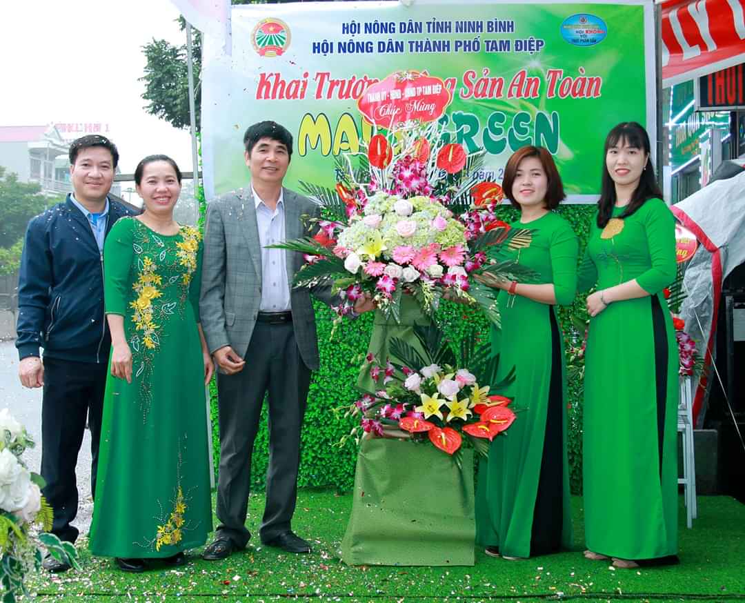 Đồng chí Nguyễn Trung Phong - Phó Bí thư Thường trực Thành ủy, Chủ tịch HĐND thành phố tặng hoa chúc mừng cửa hàng