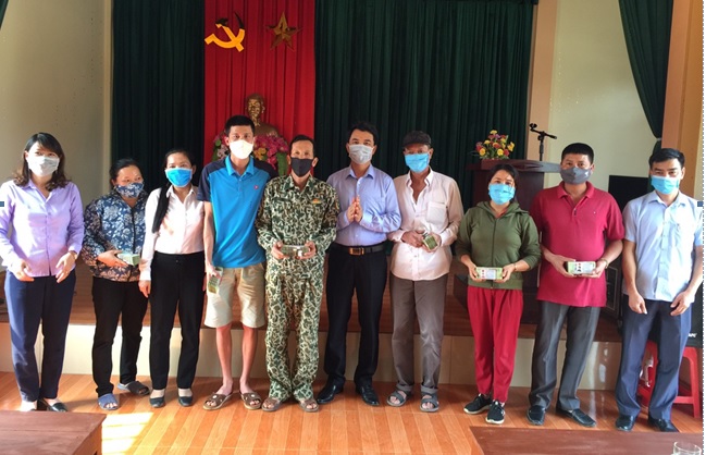 Đc Đinh Hồng Thái - chủ tịch  HND tỉnh Ninh Bình trao tiền Quỹ hỗ trợ nông dân cho hvnd  xã Quang Sơn (TPTĐ)