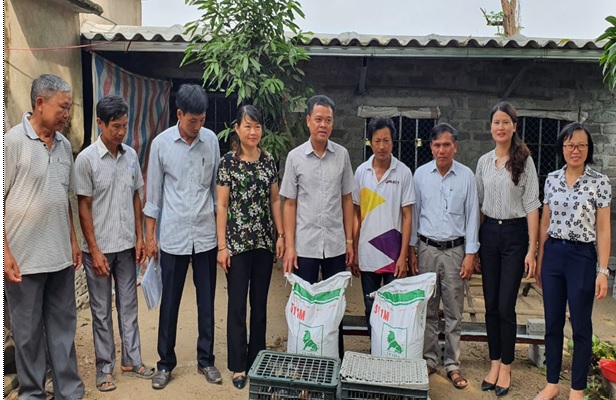 Lãnh đạo Hội Nông dân tỉnh trao gà giống, cám nông nghiệp cho hộ ông Dương Văn Đà