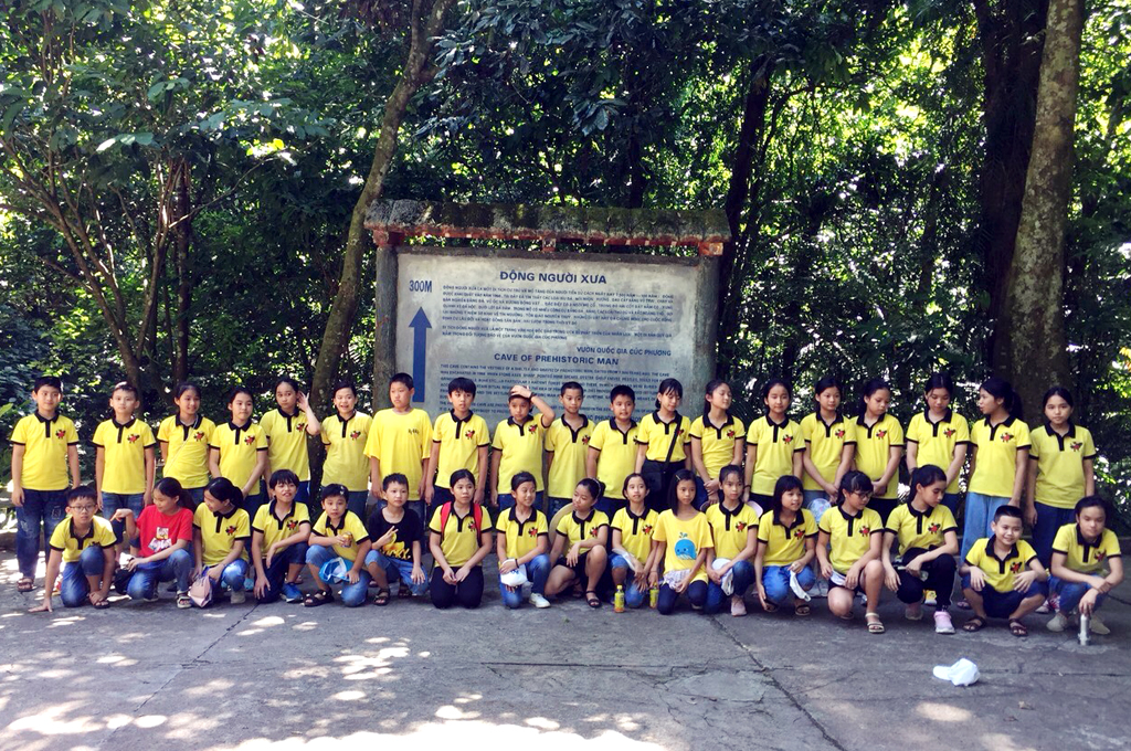 Các em học sinh Trường Tiểu học Trần Phú (thành phố Tam Điệp) đi trải nghiệm hè tại các điểm du lịch trong tỉnh.