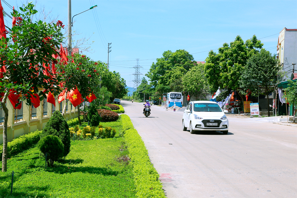 Đường giao thông nông thôn xã Đồng Phong được xây dựng kiên cố. Ảnh: Minh Quang