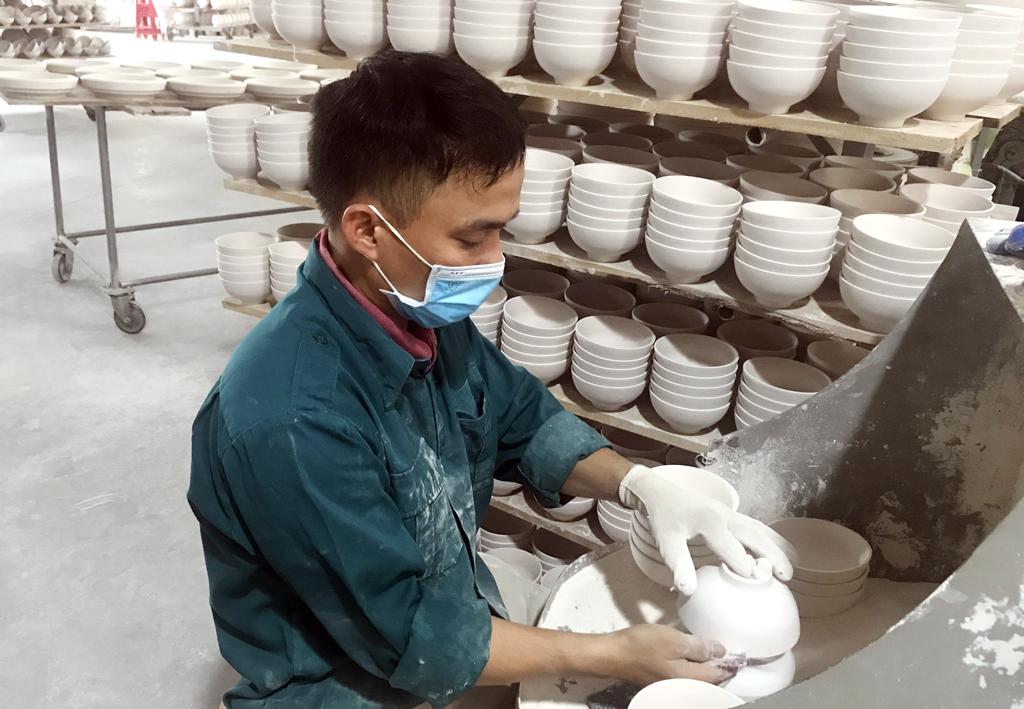 Hoạt động sản xuất tại Công ty TNHH Bảo tồn và Phát triển gốm Bồ Bát.