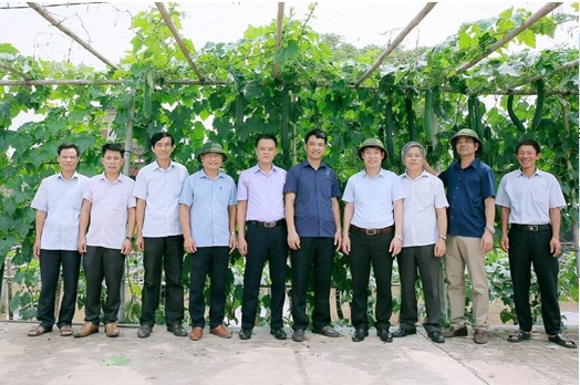Các đại biểu tham quan HTX Sản xuất và Tiêu thụ nông sản an toàn xã Khánh (Yên Khánh).
