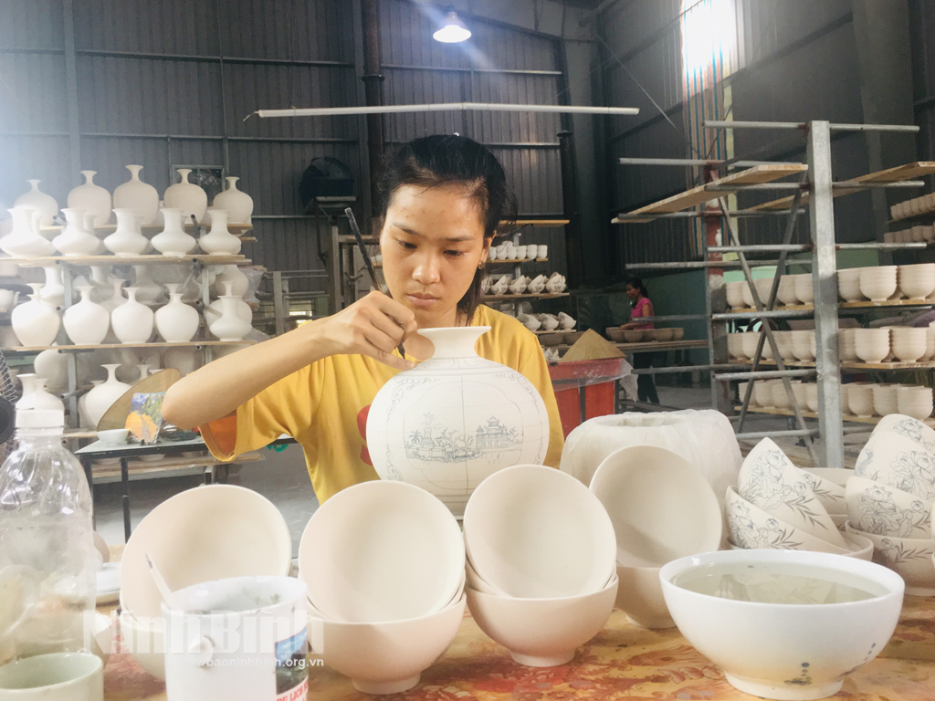 Công ty TNHH gốm Bồ Bát là một trong những doanh nghiệp được thụ hưởng từ nguồn vốn khuyến công. Trong ảnh: Hoàn thiện sản phẩm tại Công ty TNHH gốm Bồ Bát.