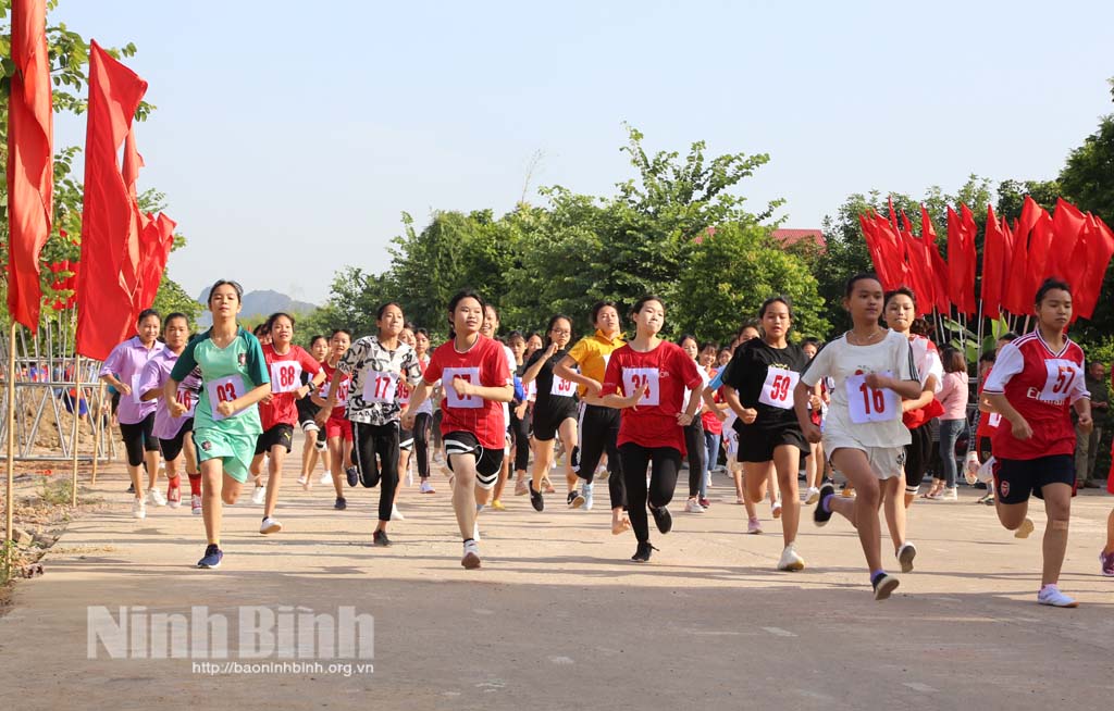 Các vận động viên tham gia giải Việt dã.