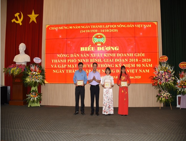Đồng chí Nguyễn Minh Lộc - Phó chủ tịch HND tỉnh trao kỷ niệm chương cho các cá nhân có nhiều đóng góp cho công tác Hội và phong trào nông dân năm 2020.