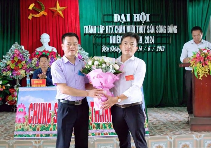 Đ/c Nguyễn Minh Lộc - Phó Chủ tịch Hội Nông dân tỉnh tặng hoa chúc mừng Đại hội HTX Sông Đằng