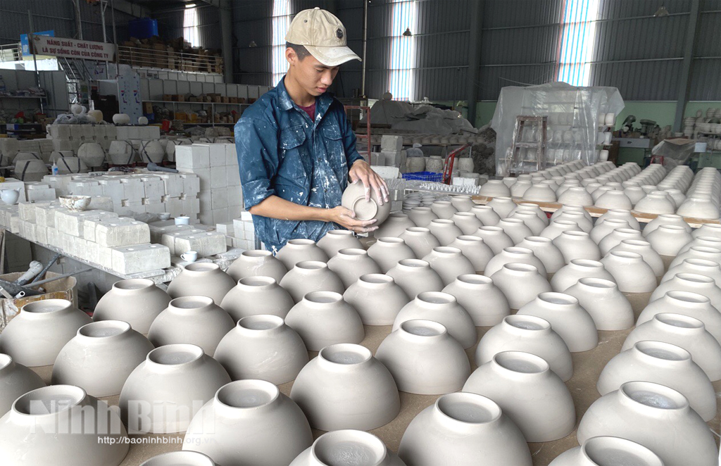 Công ty TNHH Bảo tồn và Phát triển gốm Bồ Bát là một trong 9 chủ thể đầu tiên của tỉnh được hỗ trợ chuẩn hóa sản phẩm OCOP.