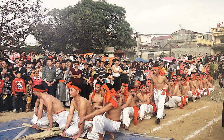 Trình diễn nghi lễ và trò kéo co ở hội làng thôn Hữu Chấp, phường Hòa Long, TP Bắc Ninh.