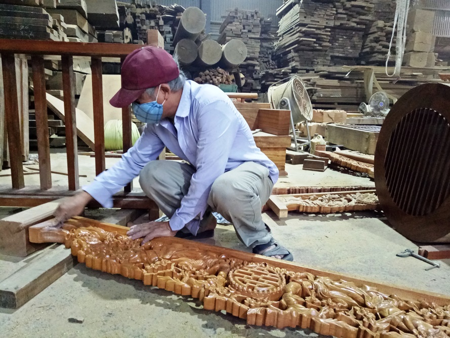 Làm nghề truyền thống ở làng mộc Phúc Lộc (thành phố Ninh Bình).