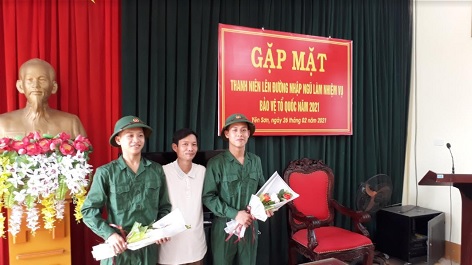 Anh Phạm Văn Trường cùng 2 con Phạm Văn Lâm, Phạm Văn Nam trong buổi gặp mặt Thanh niên lên đường làm nhiệm vụ bảo vệ Tổ quốc do xã Yên Sơn tổ chức.