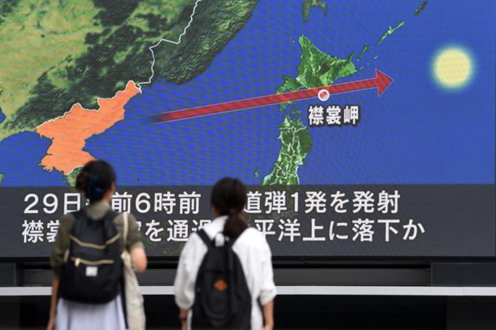 Màn hình thể hiện một vụ phóng tên lửa của Triều Tiên bay qua lãnh thổ Nhật Bản. (Nguồn: Time.com)