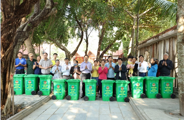 lãnh đạo Hội Nông dân tỉnh bàn giao thiết bị bảo vệ môi trường cho Hội viên nông dân xã Ninh Hải (huyện Hoa Lư)