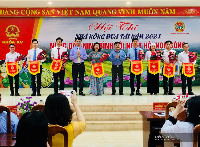 Ông Đinh Hồng Thái-Tỉnh ủy viên, Chủ tịch Hội Nông dân tỉnh Ninh Bình (thứ 4 trái qua) trao cơ lưu niệm cho các đơn vị tham dự hội thi. Ảnh: Vũ Thượng