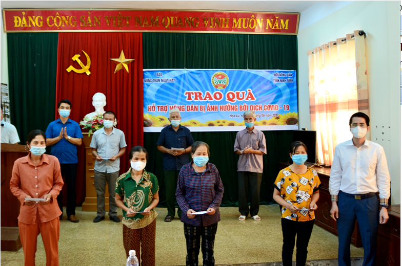 Lãnh đạo Hội Nông dân tỉnh và đại diện Báo Nông thôn Ngày nay tại Ninh Bình trao quà hỗ trợ nông dân bị ảnh hưởng bởi dịch COVID-19.
