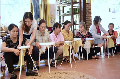 Lớp dạy nghề thêu ren thủ công tại xã Ninh Hải, H. Hoa Lư