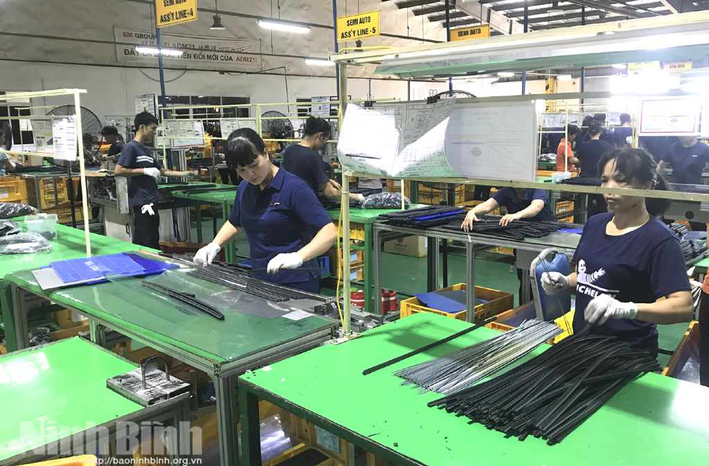 Hoạt động sản xuất tại Công ty TNHH Regis, Cụm công nghiệp Văn Phong, Nho Quan. Ảnh: NT