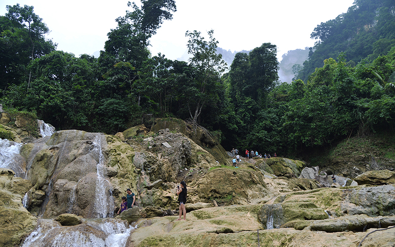 Khu vực thác Khuổi Nhi (huyện Lâm Bình) là một địa điểm du lịch thu hút du khách tại tỉnh Tuyên Quang. Ảnh: QUẾ ANH