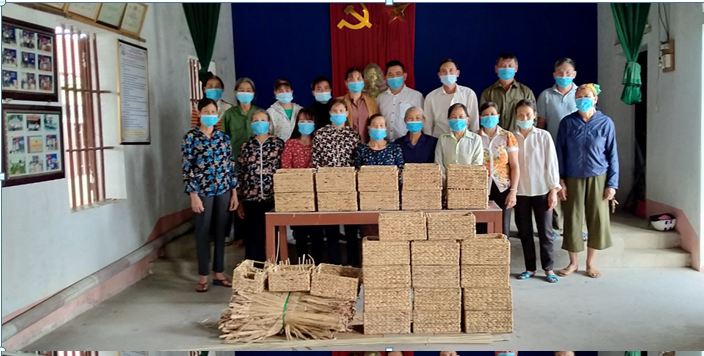 Lớp dạy nghề đan cói, bèo bồng do Hội Nông dân thị trấn Yên Ninh (Yên Khánh) trực tiếp hướng dẫn.